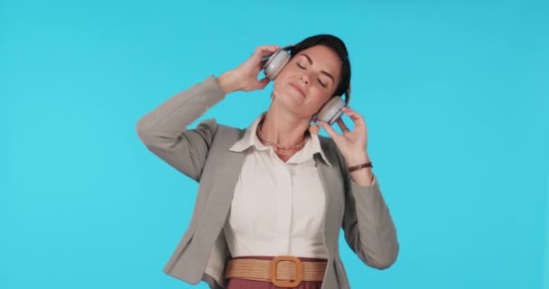Музика Навушники Жінка Танцюють Студії Щасливі Безкоштовні Святкують Синьому Фоні — стокове відео