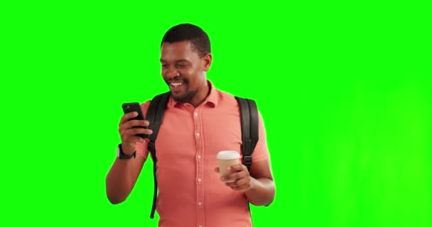 緑の画面 黒人男性は ソーシャルメディア オンラインまたはインターネット上での通知に興奮し 割引を獲得しました スマートフォン賞 割引やプレゼントを持つコーヒー 幸せと若い人 — ストック動画