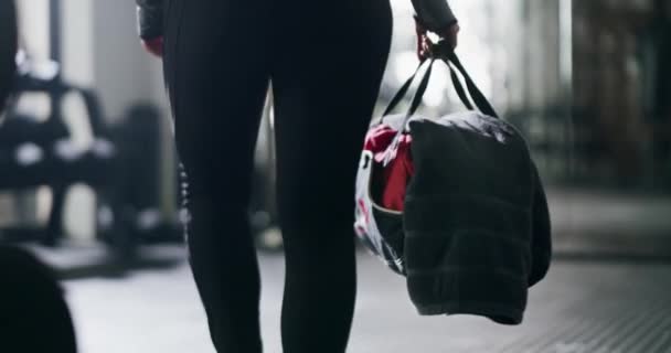 Sportovec Chodec Žena Taškou Tělocvičně Připravena Začít Cvičení Cvičení Nebo — Stock video