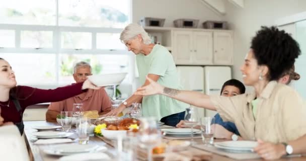 午餐食品 家庭多样性和快乐的家庭饮食 雕刻面包或早午餐自助餐在团聚活动 亲情的父母 祖父母或人们传递盘子 饥饿和放松 — 图库视频影像