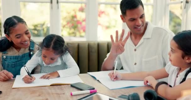 Ödevi Aile Sayım Çocuklar Için Anne Baba Eğitimli Bir Evde — Stok video