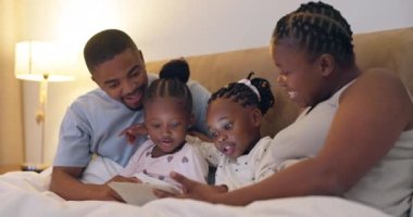 Bir tabletle mutlu, yatak ve siyah aile, filmler ve mutlulukla kaynaşma, rahatlama ve sosyal medya. Ebeveynler, anne ya da baba ve kızlar, teknoloji ya da online serili yatak odası ya da gülümseme.