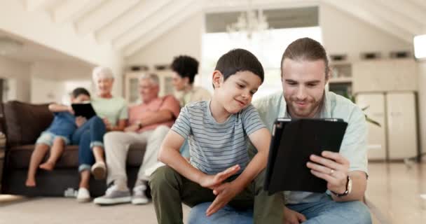 Tablet Mutlu Aile Babası Çocuk Öğrenim Bilgi Evladına Internet Işinde — Stok video