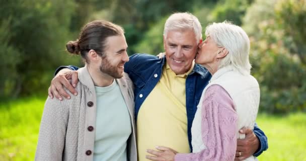 Ansigt Kys Senior Forældre Med Søn Have Det Sjovt Sammenhold – Stock-video