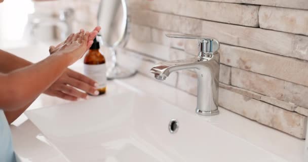 Μαμά Παιδί Και Πλύσιμο Χεριών Σαπούνι Και Νερό Στο Μπάνιο — Αρχείο Βίντεο