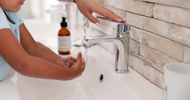 Γυναίκα Βοήθεια Και Παιδί Πλύσιμο Των Χεριών Στο Μπάνιο Διδασκαλία — Αρχείο Βίντεο