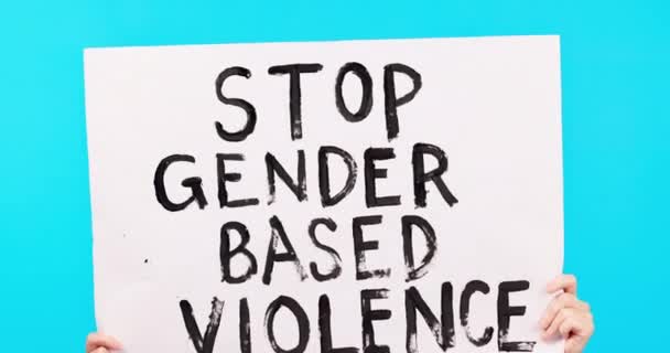 工作室中的手 抗议和纸海报 以制止暴力 支持两性平等 争取正义和自由 认真的 积极的或有硬纸板标志和声援人权的人 — 图库视频影像