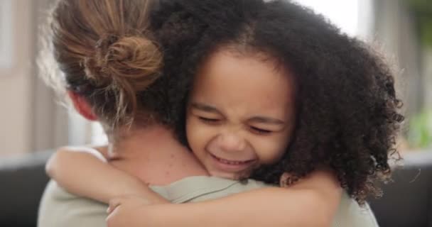 Liefde Gezicht Meisje Kind Knuffelen Moeder Een Bank Lief Gelukkig — Stockvideo
