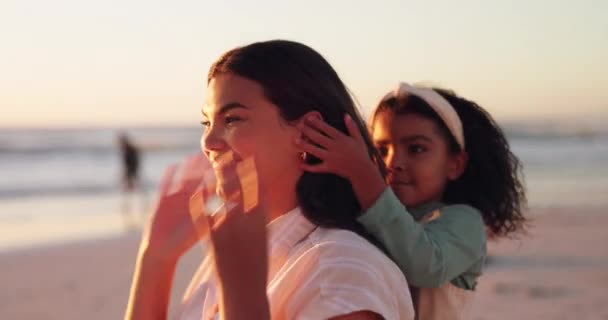 Pláž Máma Dítě Létě Péčí Vlasy Úsměv Přírodě Při Východu — Stock video