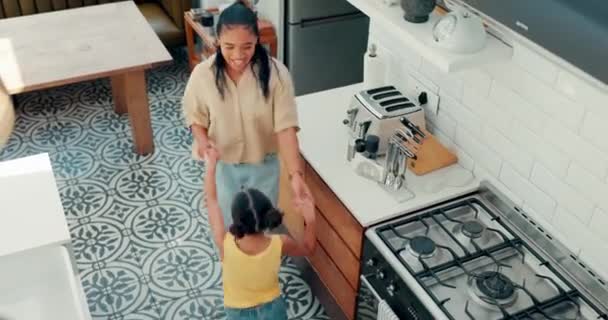 Moeder Kind Vrolijke Dans Keuken Met Energie Plezier Hechting Voor — Stockvideo