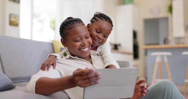 Rodina Žena Dítětem Tabletem Obývacím Pokoji Svého Domova Pro Sociální — Stock video