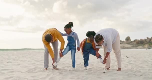 Sommer Sand Und Eine Schwarze Familie Strand Mit Schuhen Zum — Stockvideo