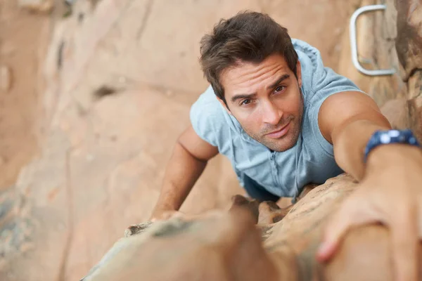Retrato Caminhadas Rock Com Homem Escalada Natureza Para Aventura Saúde — Fotografia de Stock