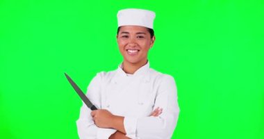 Şef, kadın ve yeşil ekranda bıçaklı portre. Kariyer ya da endüstri için gülümseme ve gurur verici. Mutlu Asyalıların yüzü ya da yemek pişirme, pazarlama ya da restoran reklamları için aletleri olan aşçılar..