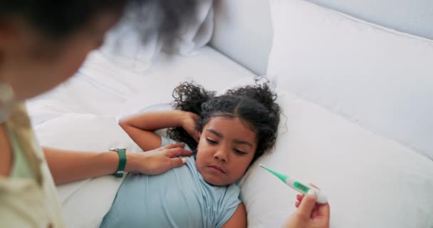 Hasta Ateşi Var Anne Çocuğu Yatak Odasında Termometre Sağlık Kontrolünde — Stok video