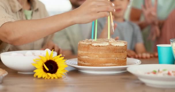 케이크 가족들은 집에서 축하를 흥분된 아이들 파티에서 디저트와 촛불을 사람들 — 비디오