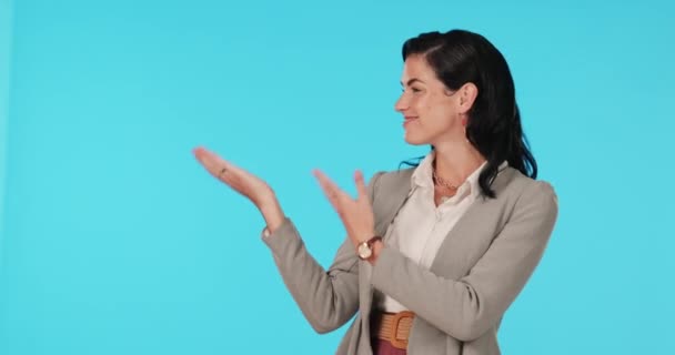 Портрет Ділова Жінка Руки Щоб Показати Вибір Або Можливість Студії — стокове відео