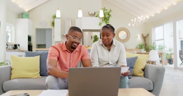 笔记本电脑 文书工作和保险预算 用于养老金 纳税或投资的财务规划 抵押贷款和计算机上的黑人男子和妇女 — 图库视频影像