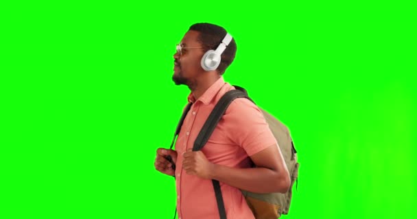 绿色屏幕 耳机和黑人男子听音乐 音频或电台在线或流媒体网络播客 背包和年轻人喜欢在假日或假期参加嘻哈演奏会 — 图库视频影像