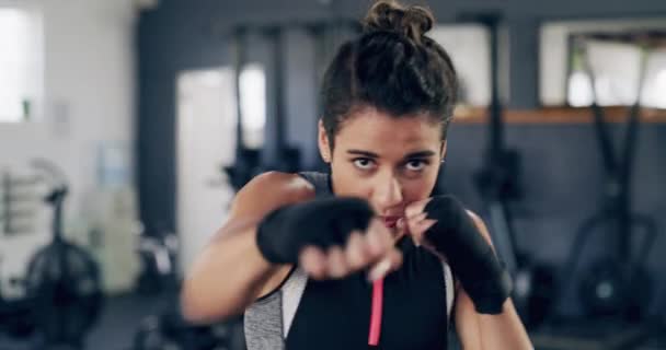 Mujer Boxeador Fitness Gimnasio Entrenamiento Cara Para Entrenamiento Boxeo Fuerte — Vídeo de stock