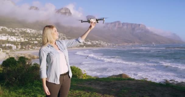 Kumsal Kadın Drone Yazın Doğada Seyahat Etmek Için Okyanusa Açılır — Stok video