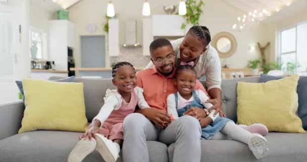 Šťastná Černá Rodina Gauči Obýváku Jejich Domova Spolu Šťastní Kvůli — Stock video