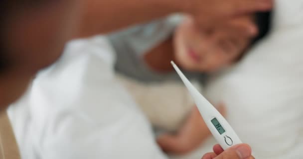 温度计和有孩子的父母 发烧或在家中检查体温 个人及持有医疗技术在卧室检查 健康或进行监测 — 图库视频影像