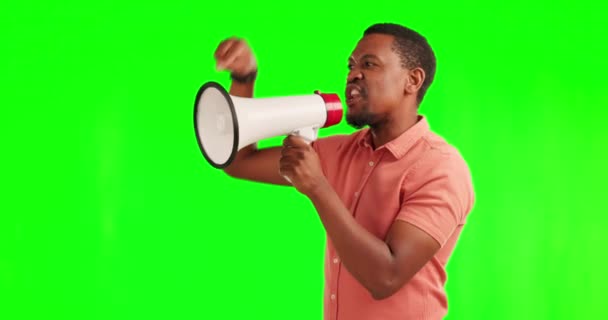 黑人男子 扩音器和尖叫抗议绿色屏幕上的平等与工作室背景 愤怒的非洲男性人士或积极分子在大麦克风上大喊 嘲笑人权 — 图库视频影像