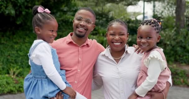 黑人家庭和快乐的父母带着孩子兴奋地期待着财产 住房和抵押贷款 房地产 新房子和邻里关系亲密 放松和热爱的父母和孩子的肖像 — 图库视频影像