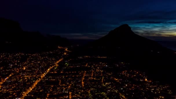 Drone Berg Een Stad Nachts Met Gebouwen Voor Architectuur Design — Stockvideo
