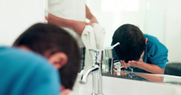Perhe Pesu Kasvot Isä Pojan Kanssa Kylpyhuoneessa Ihonhoito Hyvinvointi Hygienia — kuvapankkivideo