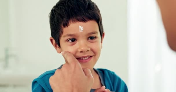 Νεαρό Αγόρι Περιποίηση Δέρματος Και Λοσιόν Χαμόγελο Από Την Πρωινή — Αρχείο Βίντεο