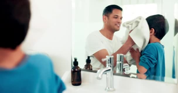 Handdoek Wassen Gezicht Vader Met Jongen Badkamer Voor Huidverzorging Welzijn — Stockvideo