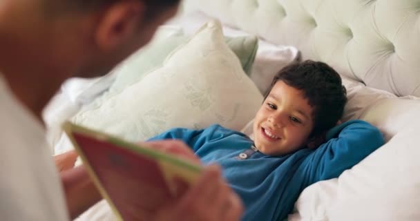 Ayah Anak Dan Tempat Tidur Dengan Buku Cerita Dan Membaca — Stok Video