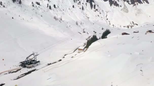 スイスの雪で ドローン スキー リフト スイスでの旅行 アドベンチャー スイスのアルプス ガンジーラ 冬のアクティビティ 新鮮な空気 — ストック動画