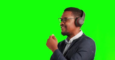 Müzik, kulaklıklar ve siyah adamla iş hayatı yeşil ekranda yayın, ses ve medya için. Rahatla, şirket ve teknoloji. Stüdyo arka planında podcast, ses ve model için dinleyen kişi..