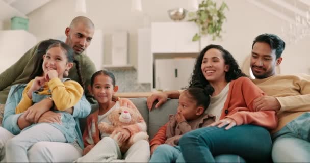 Szczęśliwa Duża Rodzina Kanapie Salonie Ich Domu Razem Relaksujący Miłość — Wideo stockowe
