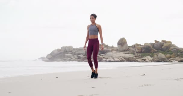 Fitness Běh Žena Protahování Pláži Pro Závod Soutěž Nebo Maraton — Stock video