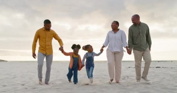 与黑人家庭在海滩手牵手共度暑假 度假和放松 与父母和儿童在海岸线上散步寻求照料 信任和自由的假期 支持和快乐 — 图库视频影像