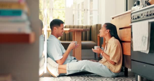 コーヒー コミュニケーションを持つ家庭での幸せなカップル 若い女性と男は幸せ 品質の時間と床の上にコミットメントを結合するためにアパートで一緒にお茶を飲む — ストック動画