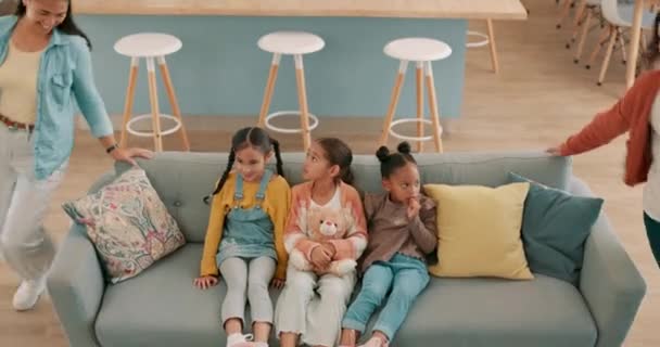 Boven Knuffel Grote Familie Thuisbank Voor Geluk Hechting Samen Ontspannen — Stockvideo