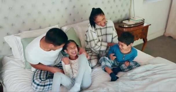 Rodzice Zabawy Dzieci Dla Zabawy Sypialni Dla Jakości Czasu Śmiechem — Wideo stockowe