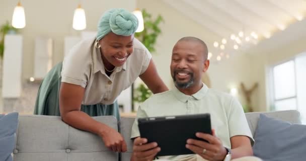 Fekete Pár Nevetés Tabletta Egy Otthoni Kanapén Streaming Mém Internet — Stock videók