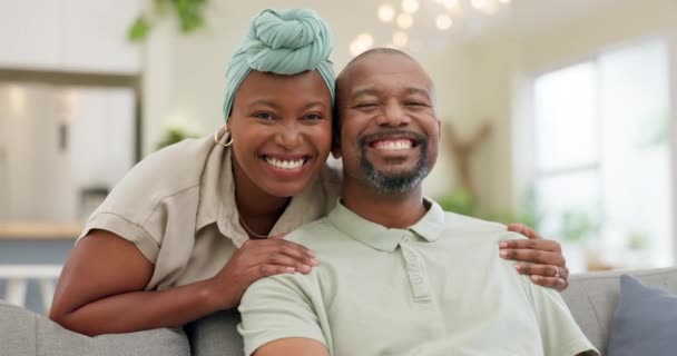 Pareja Negra Relajarse Sonreír Sofá Para Felicidad Amor Cuidado Una — Vídeos de Stock