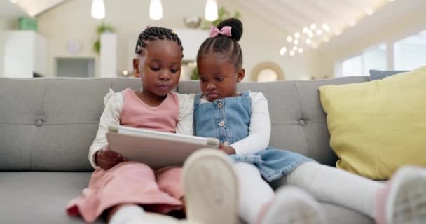 Czarna Dziewczyna Dzieci Tablet Sofie Online Elearning Lub Oglądania Kreskówek — Wideo stockowe