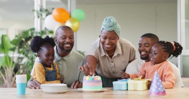 Чорна Сім Торт День Народження Свічки Дітей Щоб Відсвяткувати Батьками — стокове відео