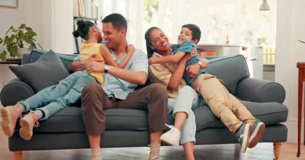 Aile Gıdıklanma Aileleri Evde Rahat Bir Oturma Odasında Olan Çocuklar — Stok video