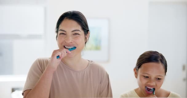 Mãe Feliz Criança Escovação Dentes Banheiro Para Atendimento Odontológico Higiene — Vídeo de Stock