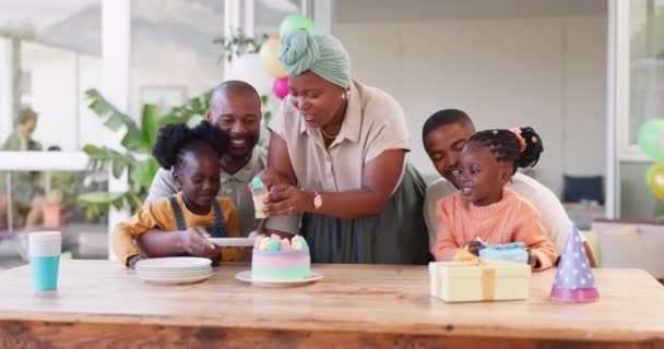 Születésnapi Party Torta Család Gyerekek Szülők Evésre Ünneplésre Gyerekek Otthon — Stock videók