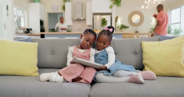 Enfants Filles Noires Tablette Streaming Détendez Vous Sur Canapé Avec — Video